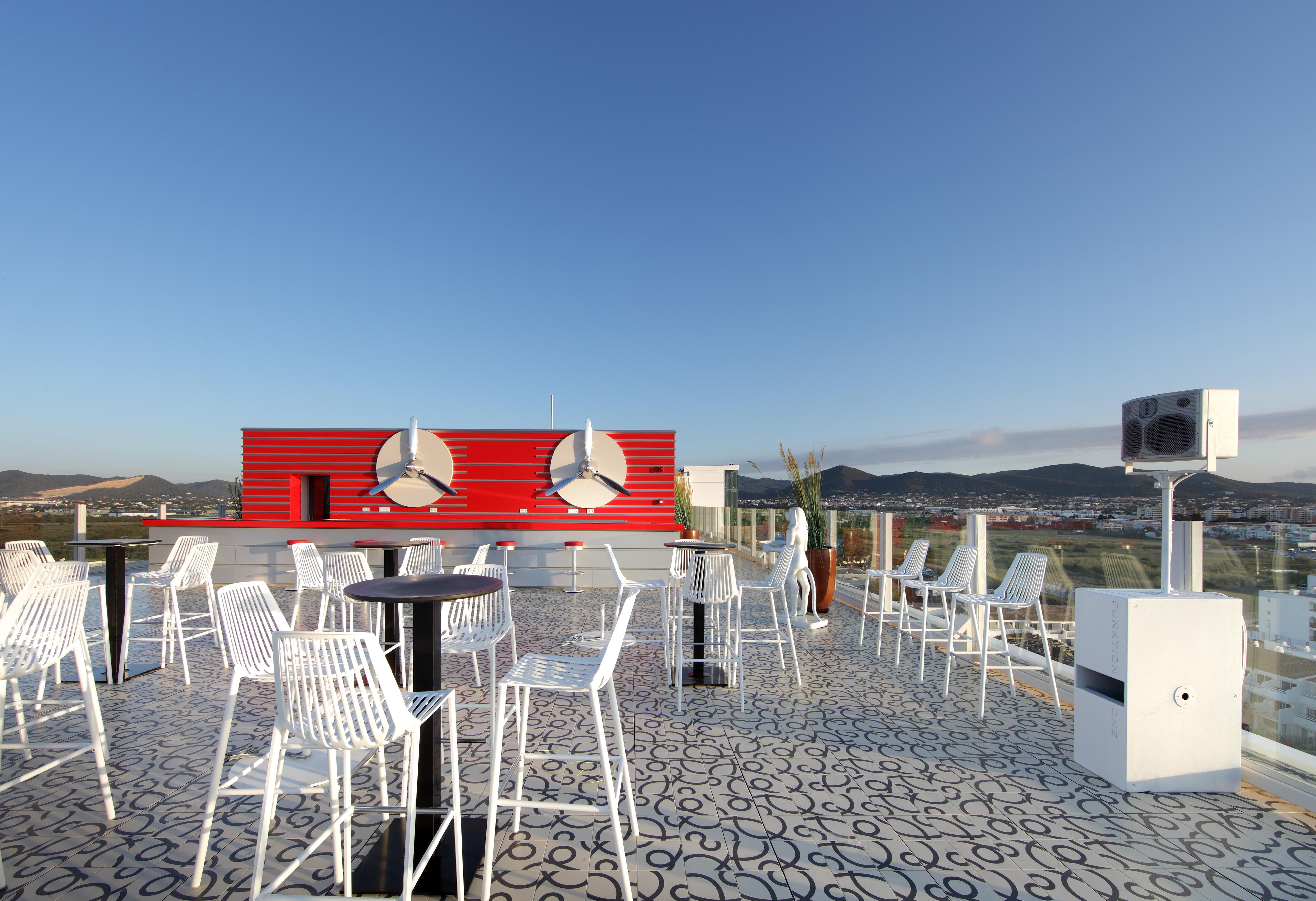 Ushuaia Ibiza Beach Hotel - Только для взрослых Плайя Ден Босса Экстерьер фото Rooftop bar