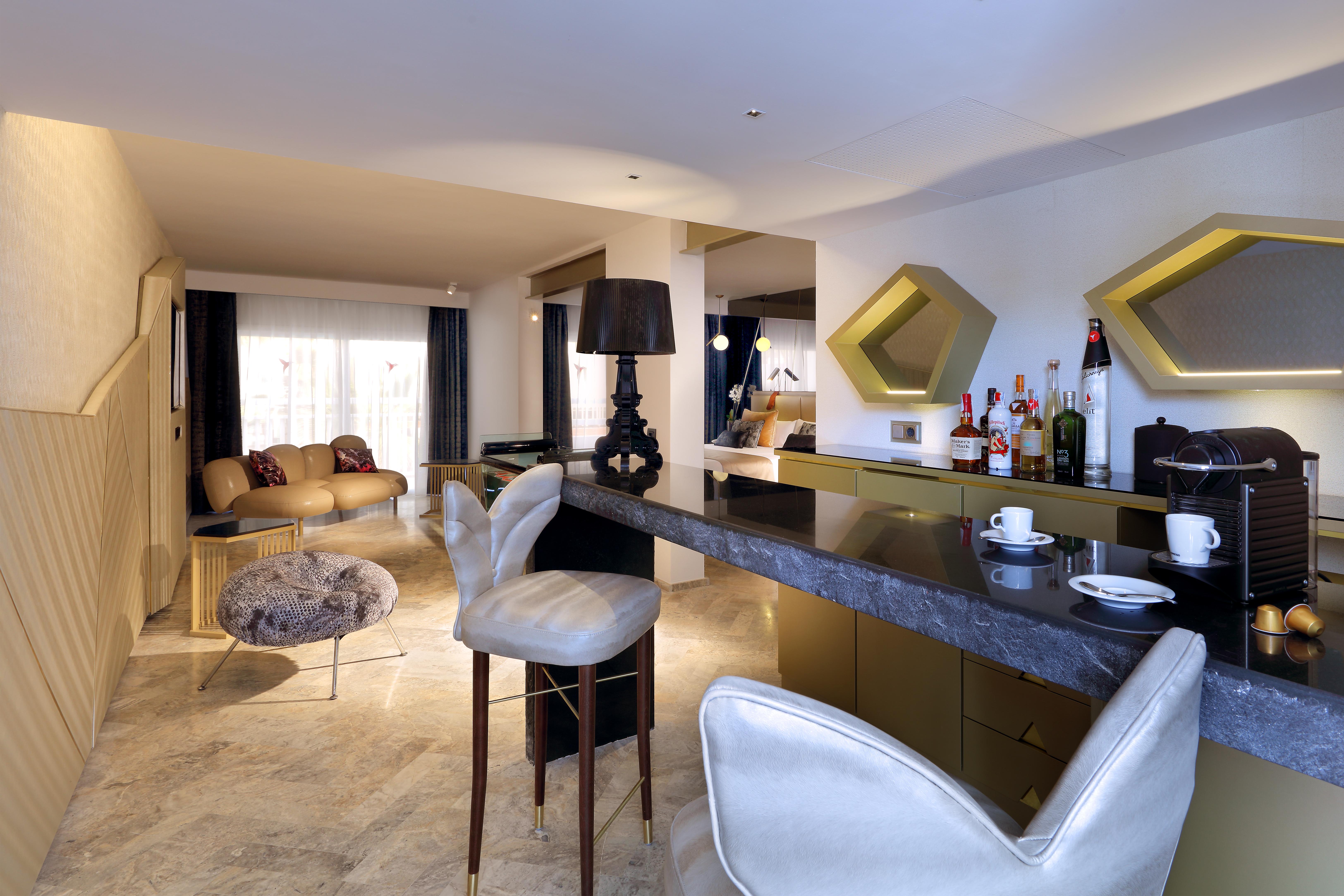 Ushuaia Ibiza Beach Hotel - Только для взрослых Плайя Ден Босса Экстерьер фото The interior of a suite at the Mandarin Oriental, Munich