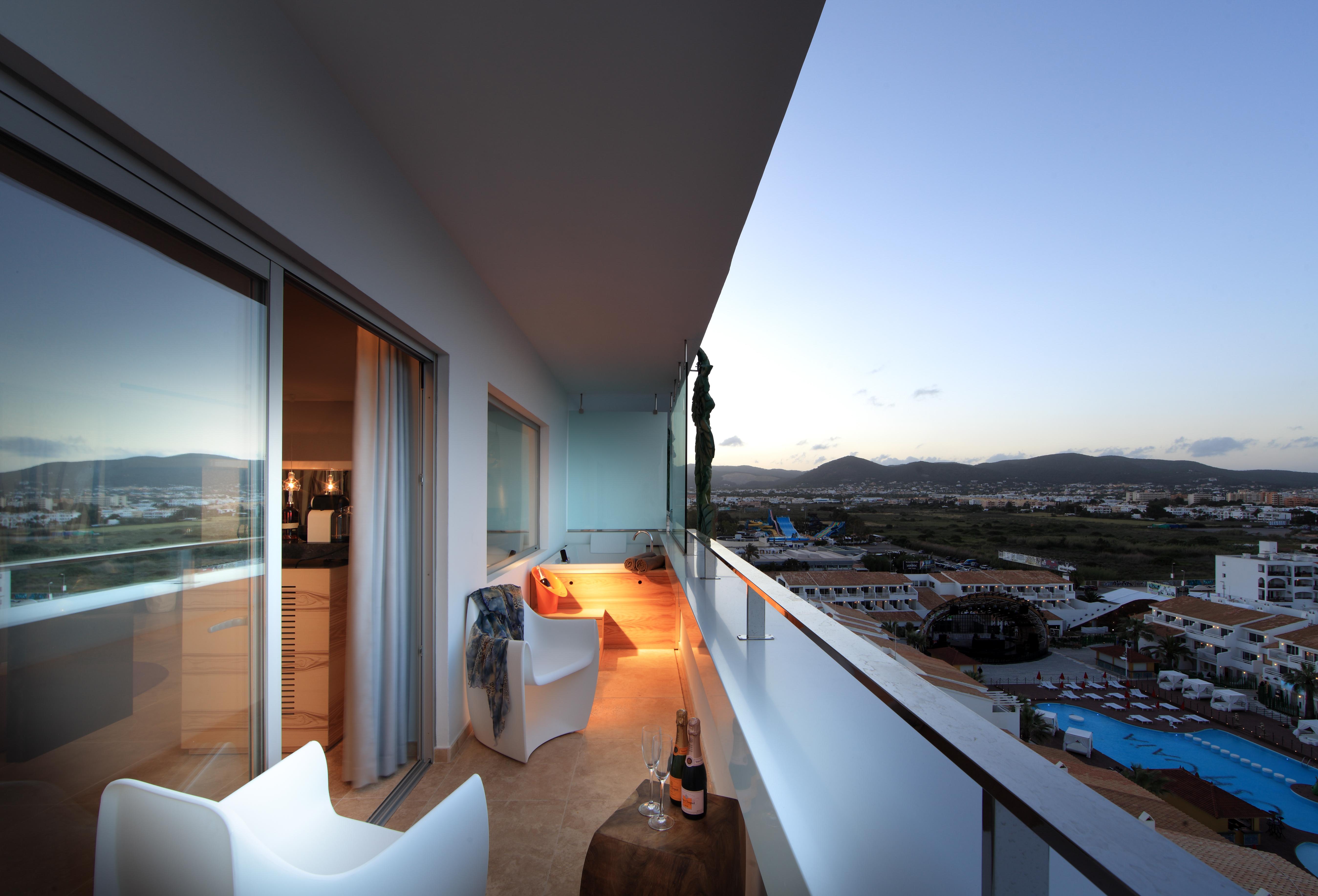 Ushuaia Ibiza Beach Hotel - Только для взрослых Плайя Ден Босса Экстерьер фото A balcony
