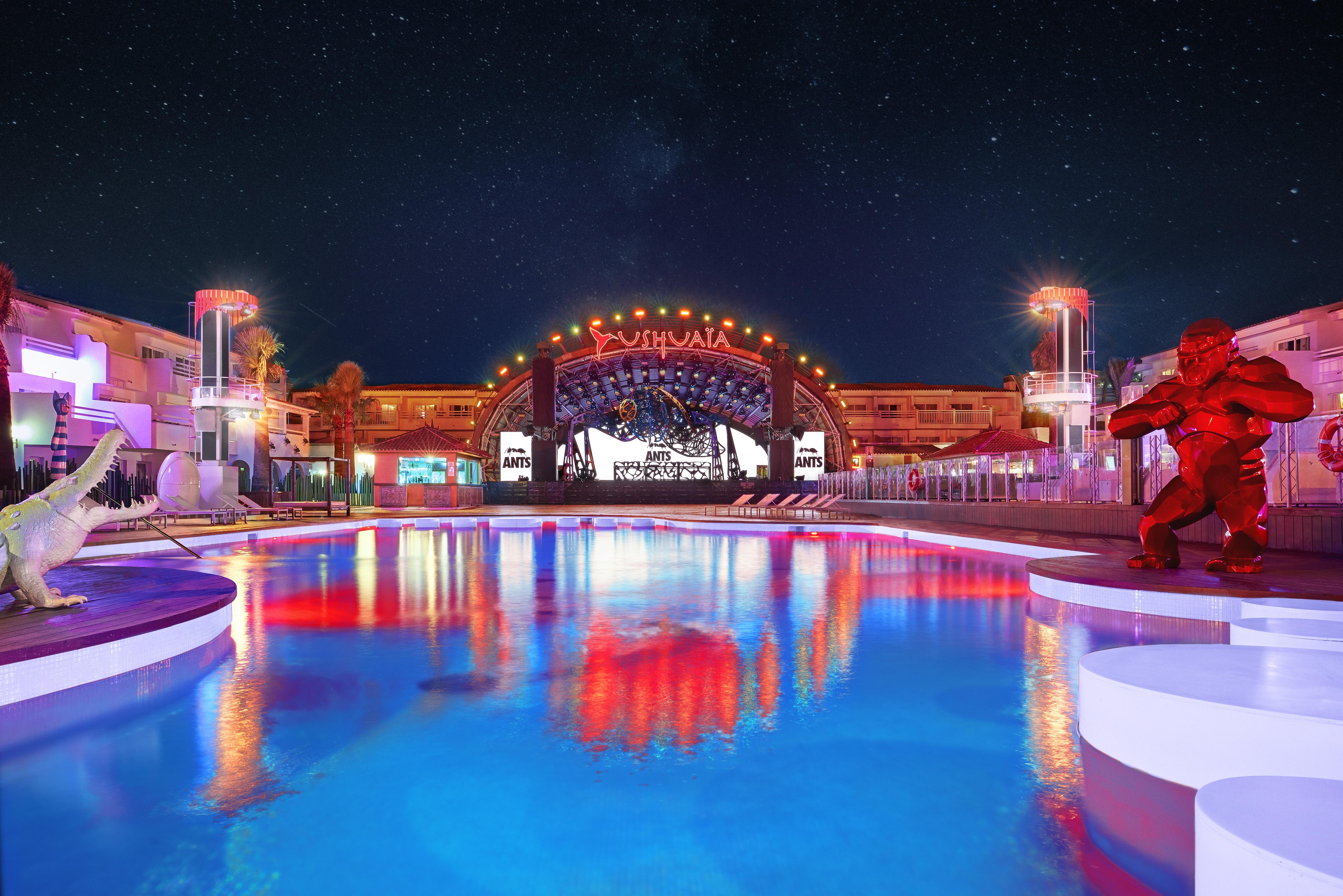 Ushuaia Ibiza Beach Hotel - Только для взрослых Плайя Ден Босса Экстерьер фото The resort at night