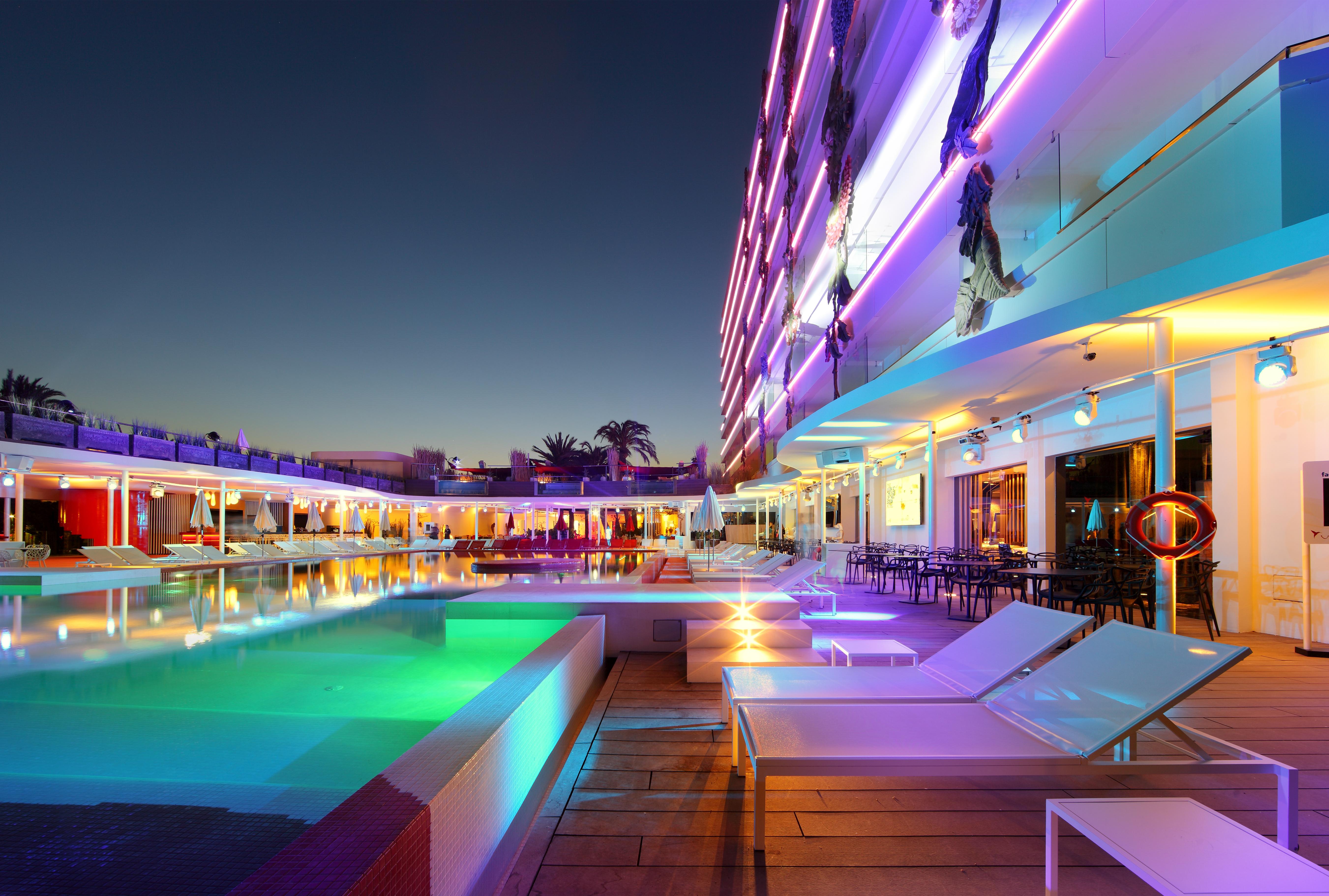 Ushuaia Ibiza Beach Hotel - Только для взрослых Плайя Ден Босса Экстерьер фото The pool at the W Hotel in Athens