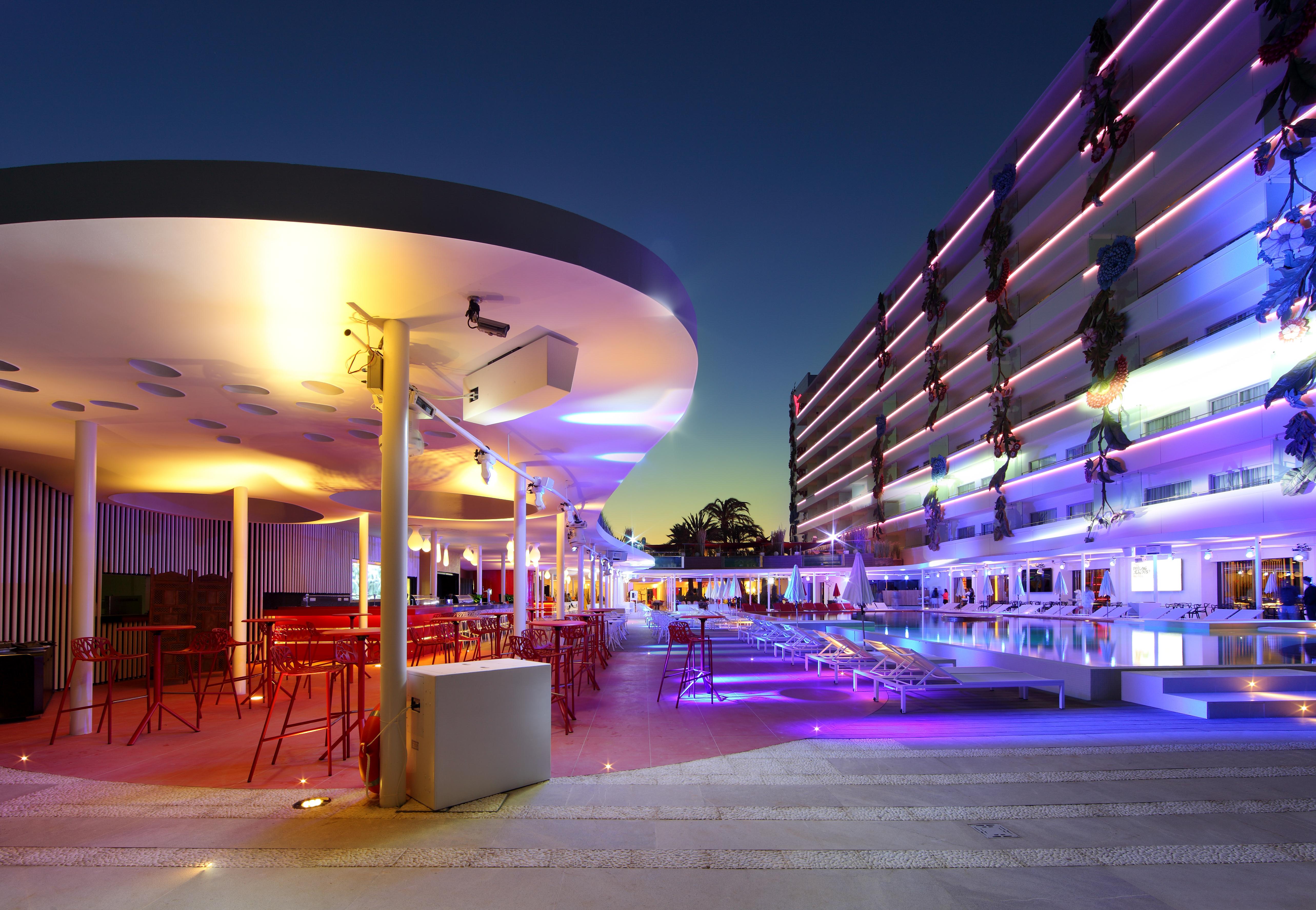 Ushuaia Ibiza Beach Hotel - Только для взрослых Плайя Ден Босса Экстерьер фото The resort at night